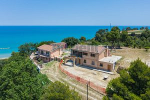 L'Agenzia Immobiliare Puzielli propone villa con stupenda vista mare in vendita nelle Marche (3)
