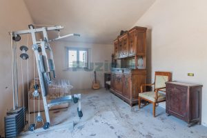 L'Agenzia Immobiliare Puzielli propone villa con stupenda vista mare in vendita nelle Marche (32)