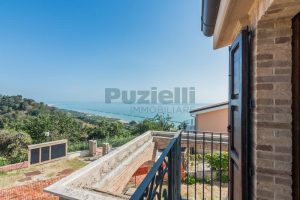 L'Agenzia Immobiliare Puzielli propone villa con stupenda vista mare in vendita nelle Marche (37)