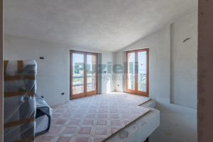 L'Agenzia Immobiliare Puzielli propone villa con stupenda vista mare in vendita nelle Marche (38)