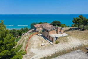 L'Agenzia Immobiliare Puzielli propone villa con stupenda vista mare in vendita nelle Marche (4)