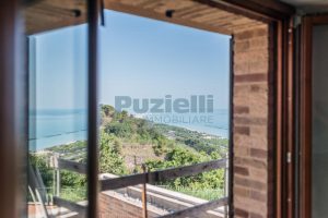 L'Agenzia Immobiliare Puzielli propone villa con stupenda vista mare in vendita nelle Marche (52)