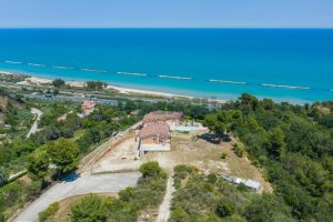 L'Agenzia Immobiliare Puzielli propone villa con stupenda vista mare in vendita nelle Marche (6)