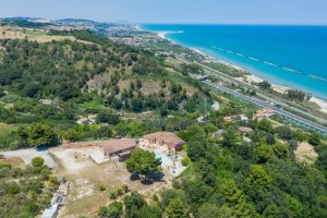 L'Agenzia Immobiliare Puzielli propone villa con stupenda vista mare in vendita nelle Marche (8)