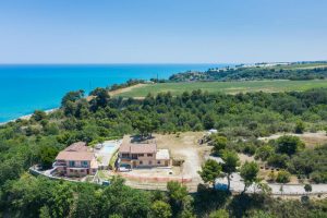 L'Agenzia Immobiliare Puzielli propone villa con stupenda vista mare in vendita nelle Marche (9)