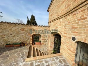L’Agenzia Immobiliare Puzielli propone casa indipendente con garage in vendita a Ortezzano (21)