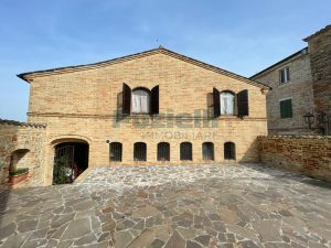 L’Agenzia Immobiliare Puzielli propone casa indipendente con garage in vendita a Ortezzano (26)
