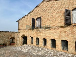 L’Agenzia Immobiliare Puzielli propone casa indipendente con garage in vendita a Ortezzano (27)