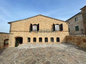 L’Agenzia Immobiliare Puzielli propone casa indipendente con garage in vendita a Ortezzano (29)
