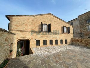 L’Agenzia Immobiliare Puzielli propone casa indipendente con garage in vendita a Ortezzano (30)