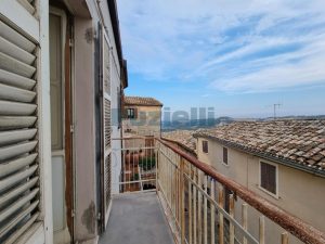 L’Agenzia Immobiliare Puzielli propone casa indipendente con terrazzo panoramico in vendita a Ortezzano (16)