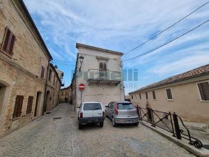 L’Agenzia Immobiliare Puzielli propone casa indipendente con terrazzo panoramico in vendita a Ortezzano (2)