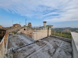 L’Agenzia Immobiliare Puzielli propone casa indipendente con terrazzo panoramico in vendita a Ortezzano (24)