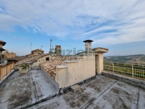 L’Agenzia Immobiliare Puzielli propone casa indipendente con terrazzo panoramico in vendita a Ortezzano (25)