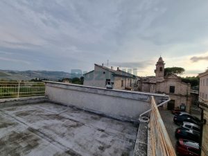 L’Agenzia Immobiliare Puzielli propone casa indipendente con terrazzo panoramico in vendita a Ortezzano (28)