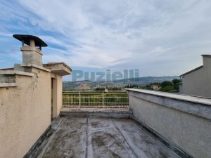 L’Agenzia Immobiliare Puzielli propone casa indipendente con terrazzo panoramico in vendita a Ortezzano (29)