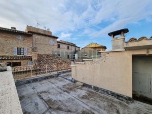 L’Agenzia Immobiliare Puzielli propone casa indipendente con terrazzo panoramico in vendita a Ortezzano (31)