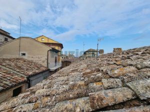 L’Agenzia Immobiliare Puzielli propone casa indipendente con terrazzo panoramico in vendita a Ortezzano (34)