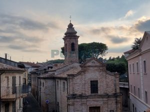 L’Agenzia Immobiliare Puzielli propone casa indipendente con terrazzo panoramico in vendita a Ortezzano (36)