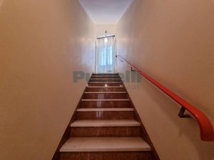 L’Agenzia Immobiliare Puzielli propone casa indipendente con terrazzo panoramico in vendita a Ortezzano (38)