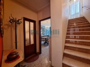 L’Agenzia Immobiliare Puzielli propone casa indipendente con terrazzo panoramico in vendita a Ortezzano (44)
