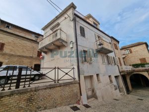L’Agenzia Immobiliare Puzielli propone casa indipendente con terrazzo panoramico in vendita a Ortezzano (45)