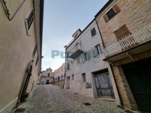 L’Agenzia Immobiliare Puzielli propone casa indipendente con terrazzo panoramico in vendita a Ortezzano (46)