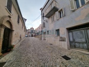 L’Agenzia Immobiliare Puzielli propone casa indipendente con terrazzo panoramico in vendita a Ortezzano (47)