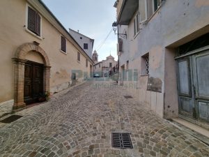 L’Agenzia Immobiliare Puzielli propone casa indipendente con terrazzo panoramico in vendita a Ortezzano (48)