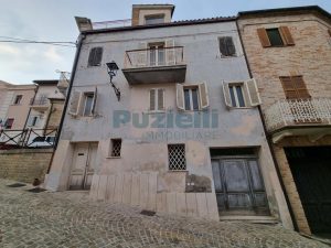 L’Agenzia Immobiliare Puzielli propone casa indipendente con terrazzo panoramico in vendita a Ortezzano (49)