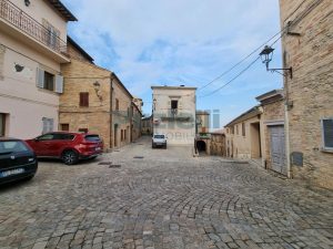 L’Agenzia Immobiliare Puzielli propone casa indipendente con terrazzo panoramico in vendita a Ortezzano (50)