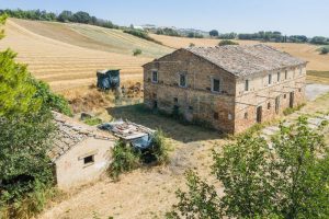 L’Agenzia Immobiliare Puzielli propone casale da ristrutturare in vendita a Fermo nelle Marche (10)