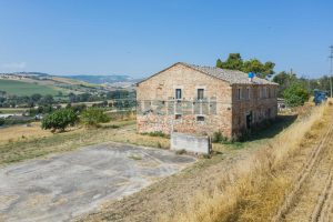 L’Agenzia Immobiliare Puzielli propone casale da ristrutturare in vendita a Fermo nelle Marche (7)