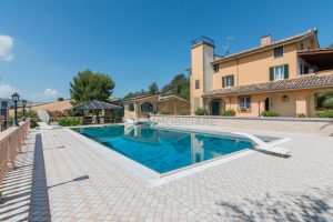 L’Agenzia Immobiliare Puzielli propone villa con piscina (1)