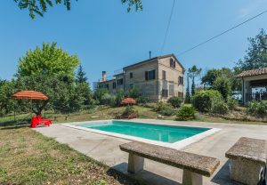 Casale con piscina in vendita a Falerone nelle Marche