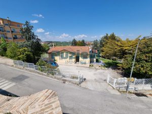 L'Agenzia Immobiliare Puzielli propone villa in vendita a Fermo (26)